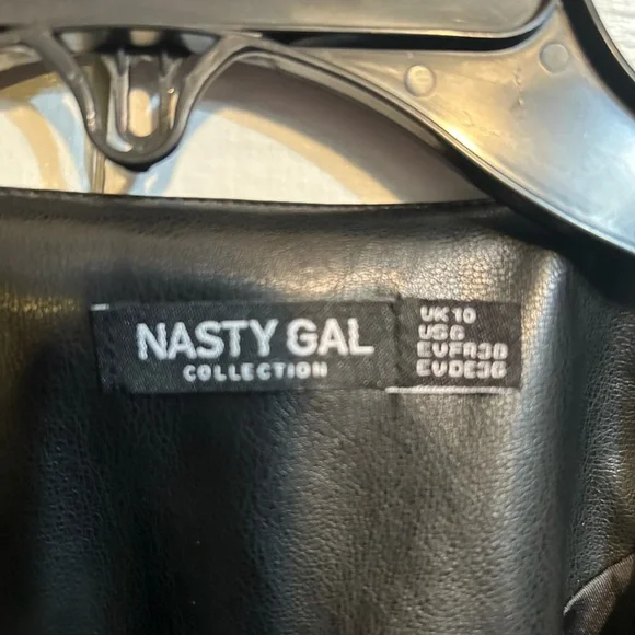 Nasty Gal Faux Leather Cropped Top Crossover Twisted Front Size 6 Black - Picture 2 of 11